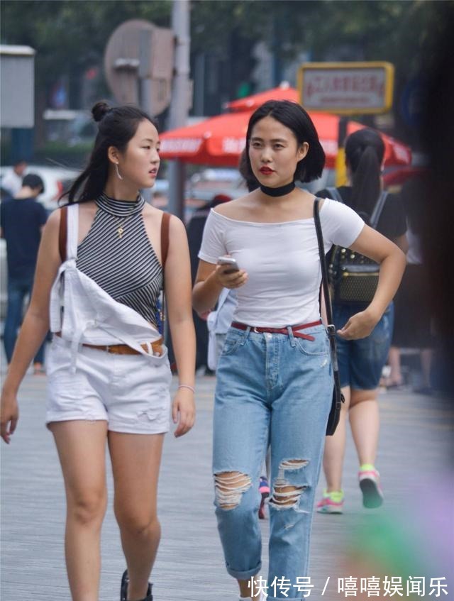 牛仔|如果喜欢牛仔,和闺蜜一起逛街,你会选择牛仔裤还是背带短裤!