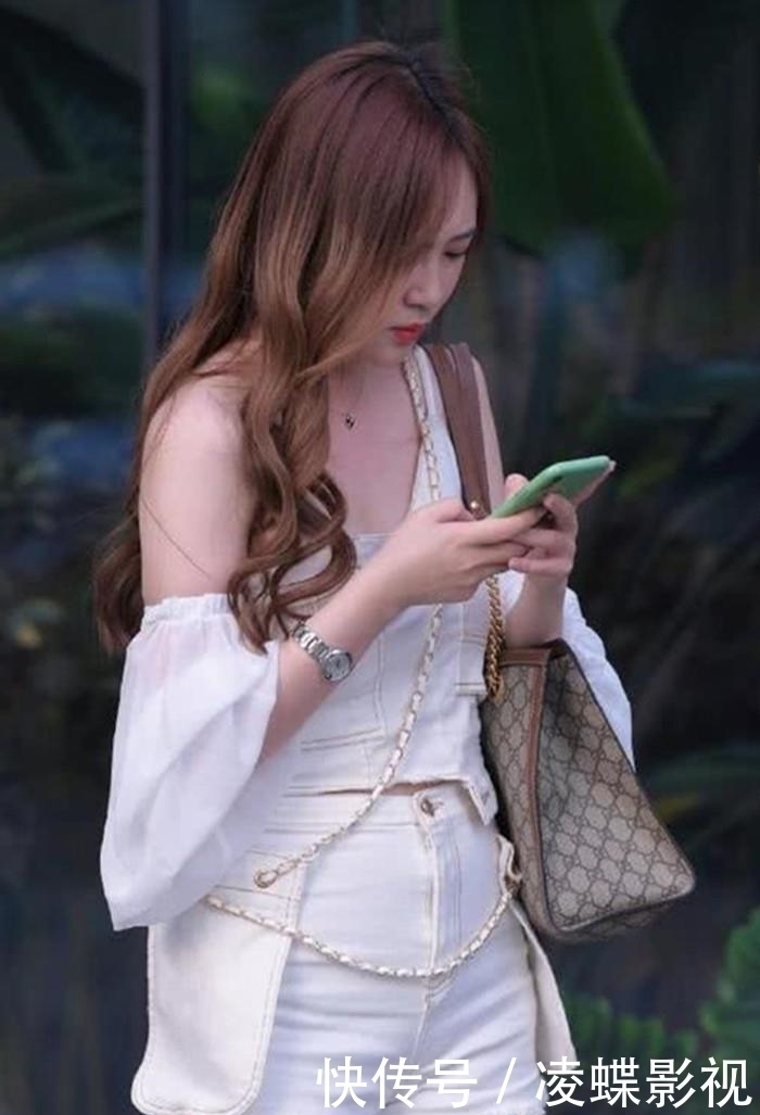 晓小 白色吊带衫搭配毛边牛仔裤,吸睛又亮眼,清纯脱俗又不失性感