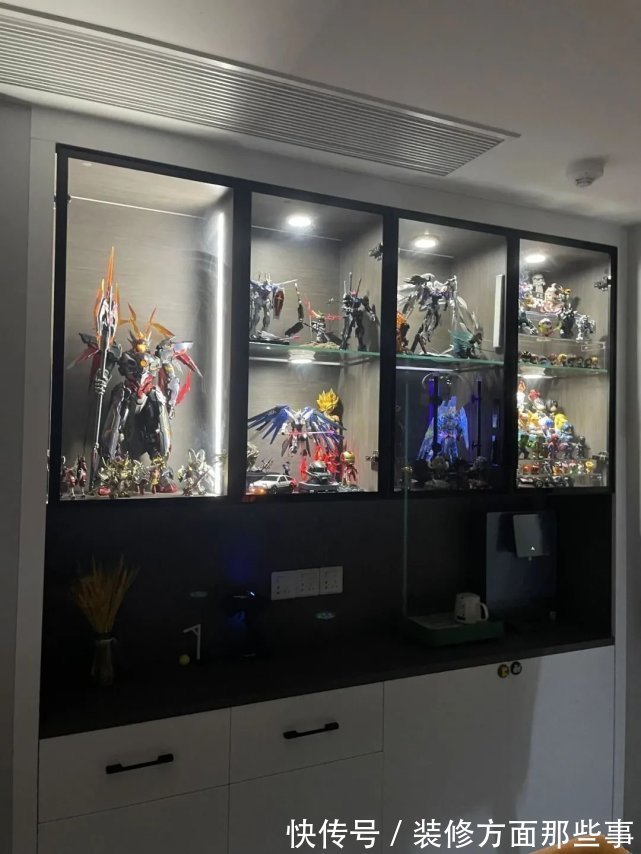 灯光|104平四口之家，客厅激光投影太过瘾，整柜的手办太壮观