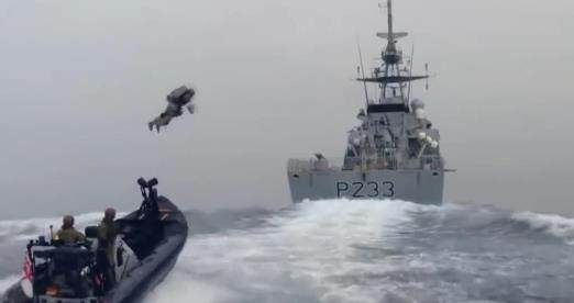 英军测试喷气飞行装置 像钢铁侠一样在水上飞行