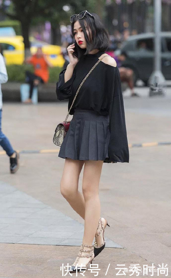 美女脚上穿搭上一双高跟鞋，让她的气质提升了一个档次，精致时尚