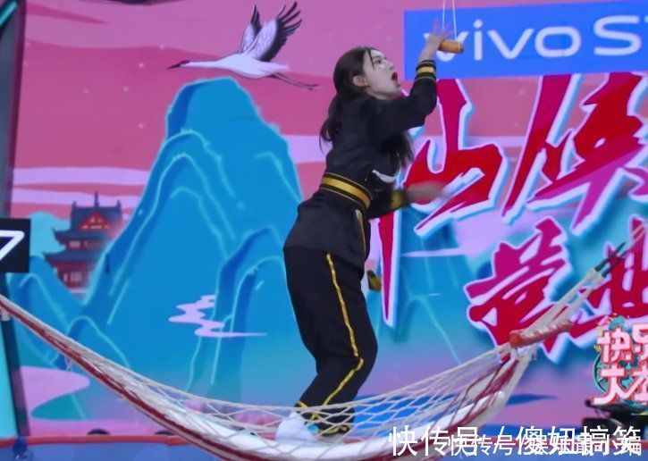 趙露思玩游戲摔進(jìn)泡沫坑,白鹿笑到嘴巴張大,成毅表情卻好不一樣