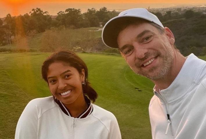 合影|瓦妮莎晒19岁女儿童年照,一家三口久违合影!又见科比莫名伤感