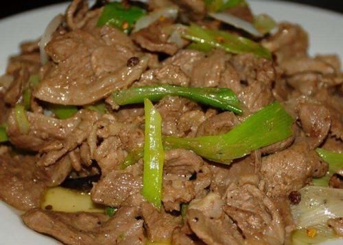 下饭|经典鲁菜葱爆羊肉,香味浓郁解馋下饭,端上桌吃到盘子都舔干净