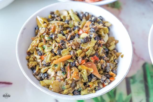 三爷爷家请吃饭,满满一桌农家菜,煮了2锅米饭,大伙吃了个精光