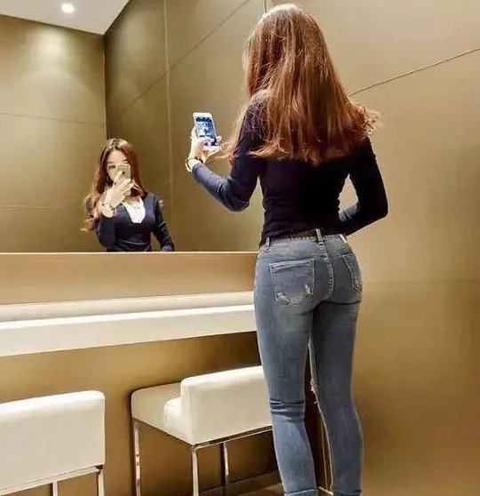 优雅|精致有型的紧身牛仔裤小姐姐，更显唯美气息