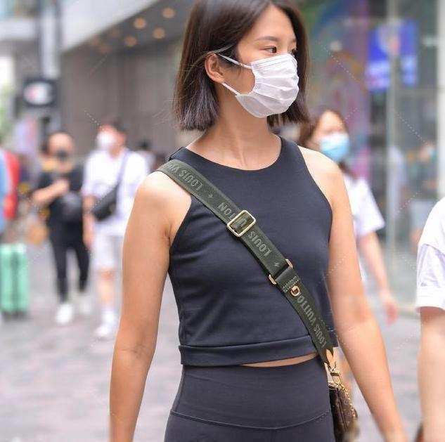 运动鞋|潇洒自在的打底裤穿搭更加随意自在,优雅舒适全都有,又可外穿