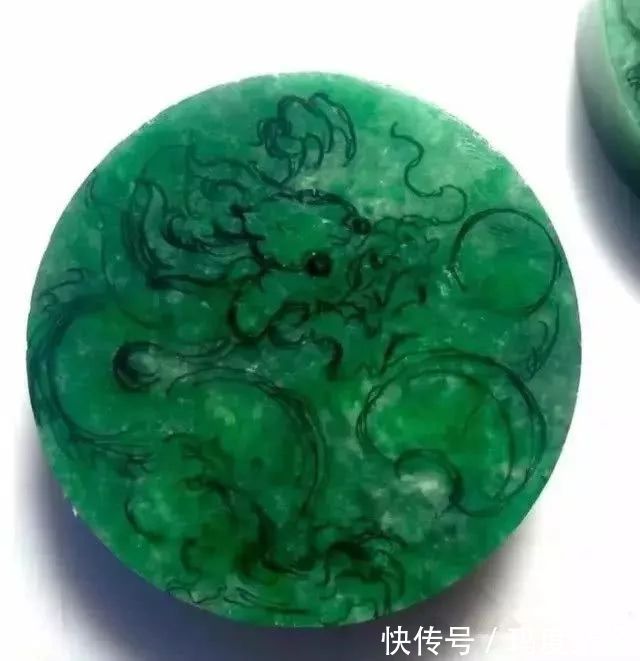 抛光!差点没人要的手镯芯,摇身一变满绿翡翠挂件,出价50000都不卖!