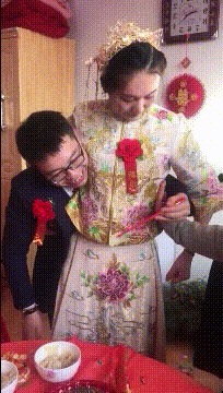 |搞笑GIF：妹妹犯错，被妈妈教训了之后去找哥哥求安慰