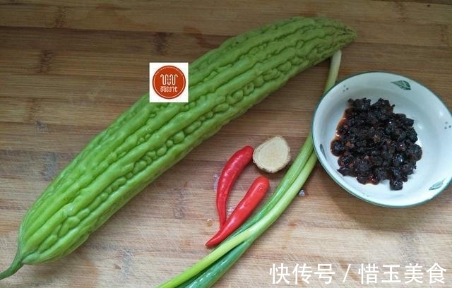 快手|苦瓜换种做法，很多人没吃过，简单快手，比肉还香！