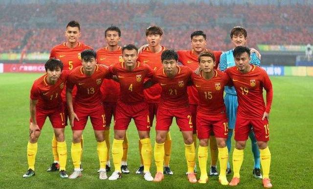 比赛|中国队有戏?日本第一巨星退出国家队,李霄鹏率队客场爆冷