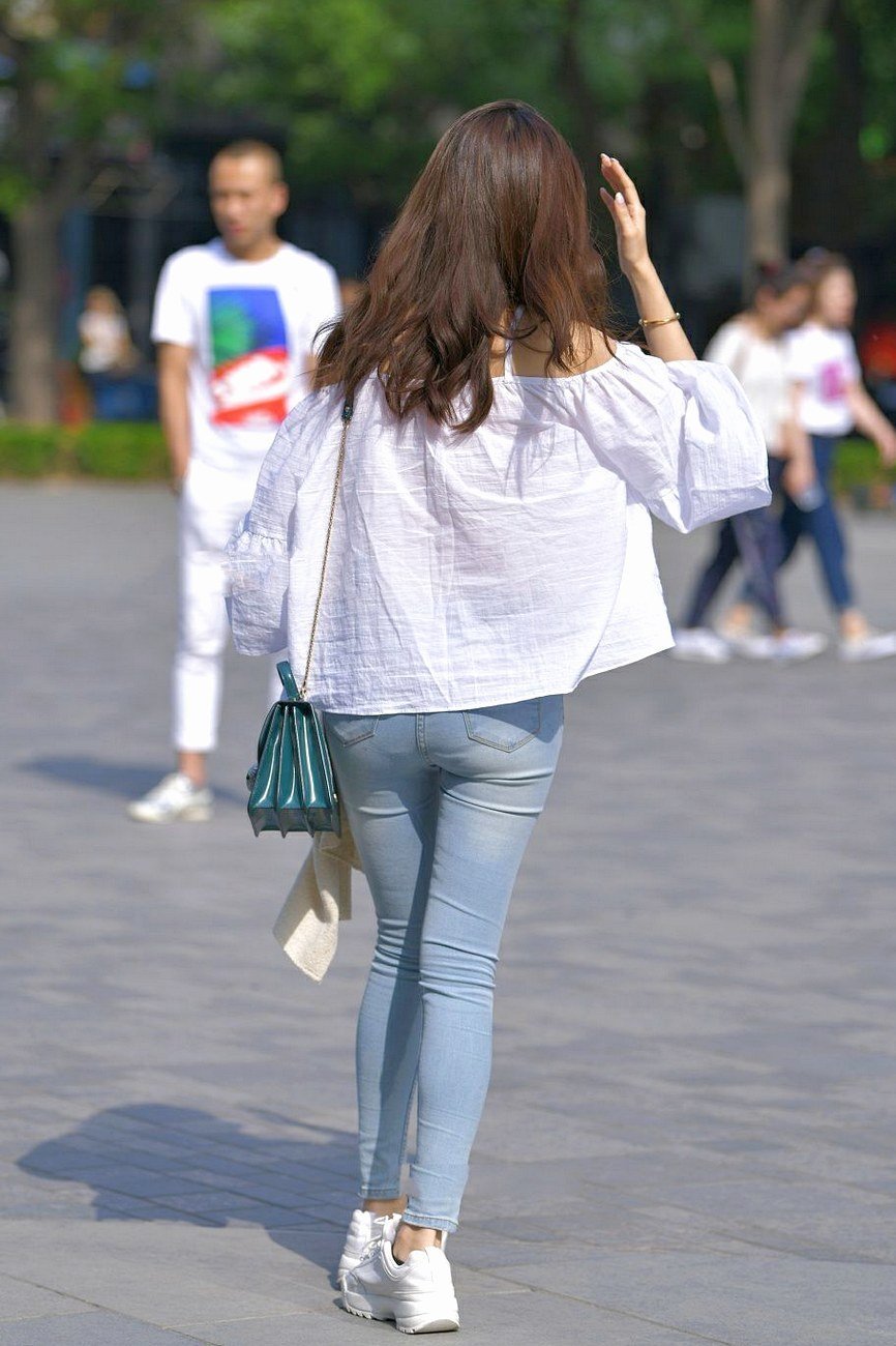时尚|白色露肩上衣搭配牛仔裤,非常的显精神,又更加时尚减龄