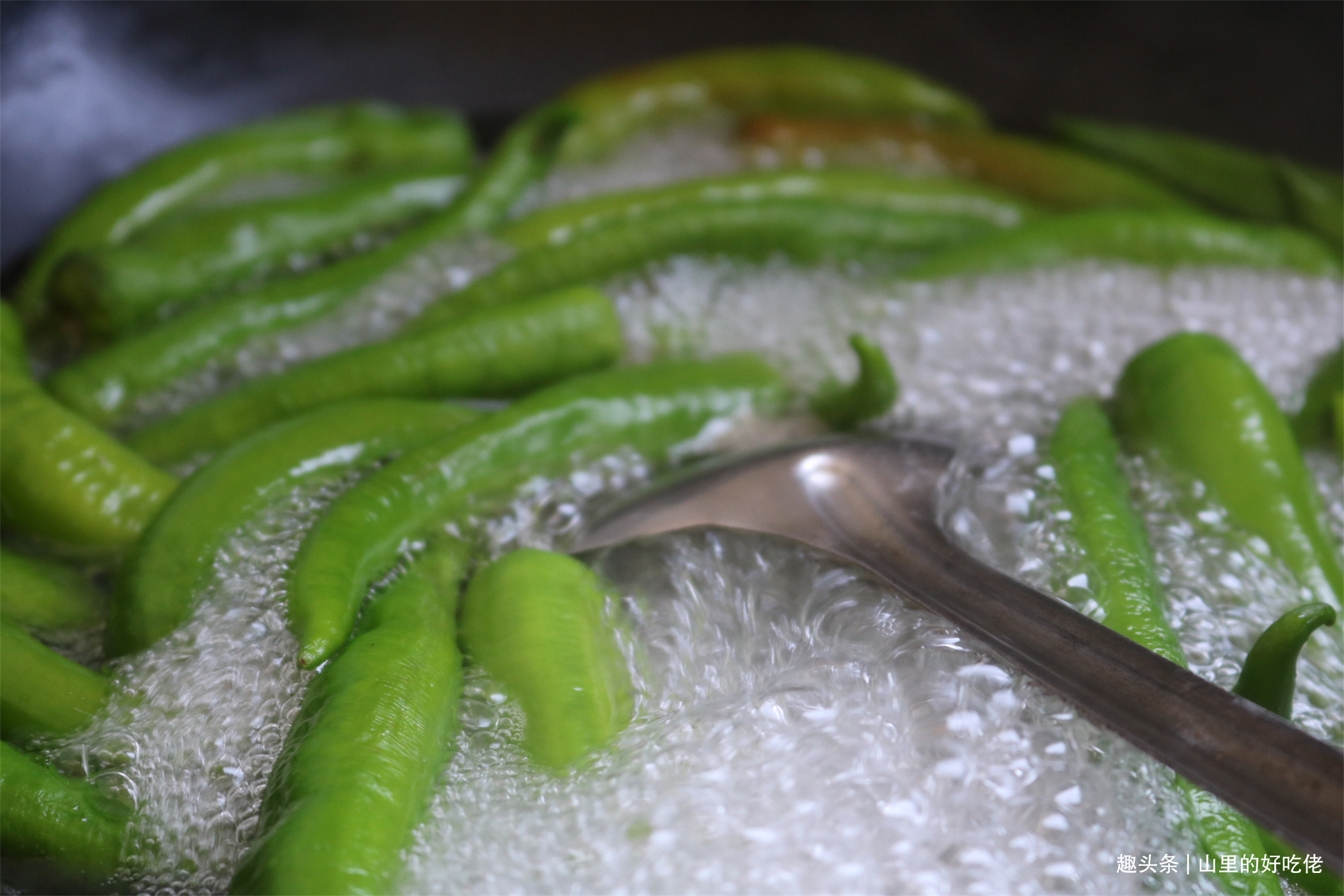 辣椒新吃法，焯水下锅炸一炸，外酥里软，拿来炒菜也算一绝了