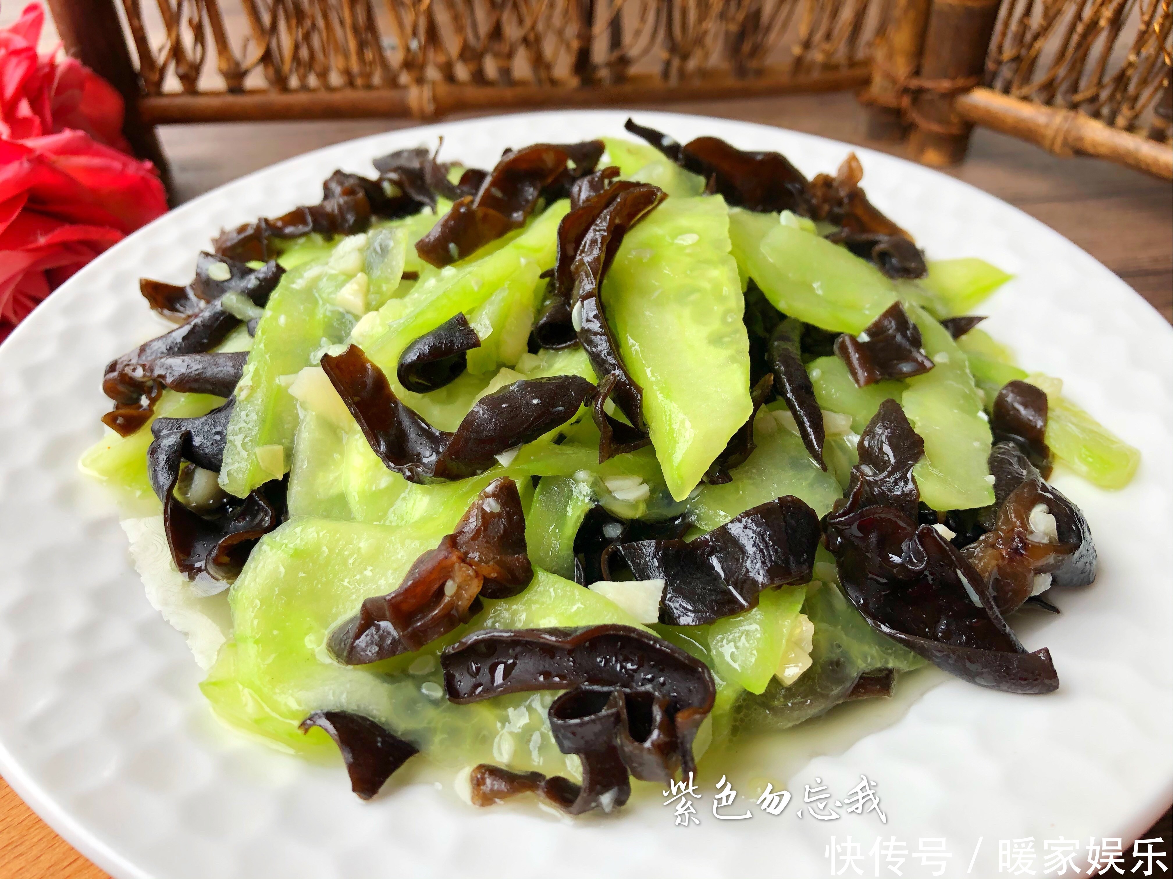 它和黑木耳天生是一对，简单炒一炒，清肠去脂又美味，别错过