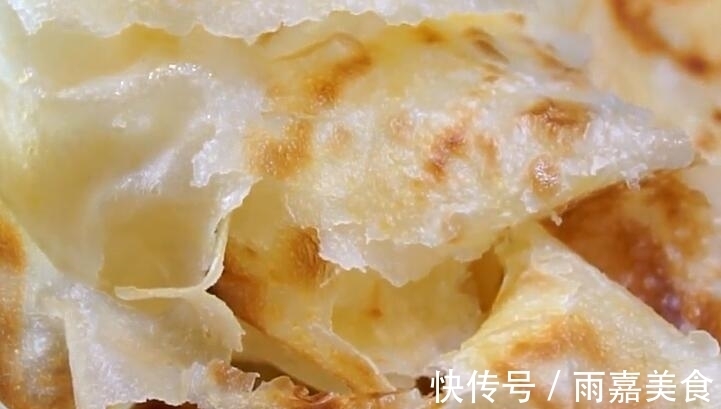 烙饼时,不要傻傻只放油,面点师教你一招,饼柔软起层又筋道