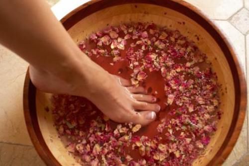 花椒水泡脚能治白头发，或许没有你想象的那么好，有类人并不适合