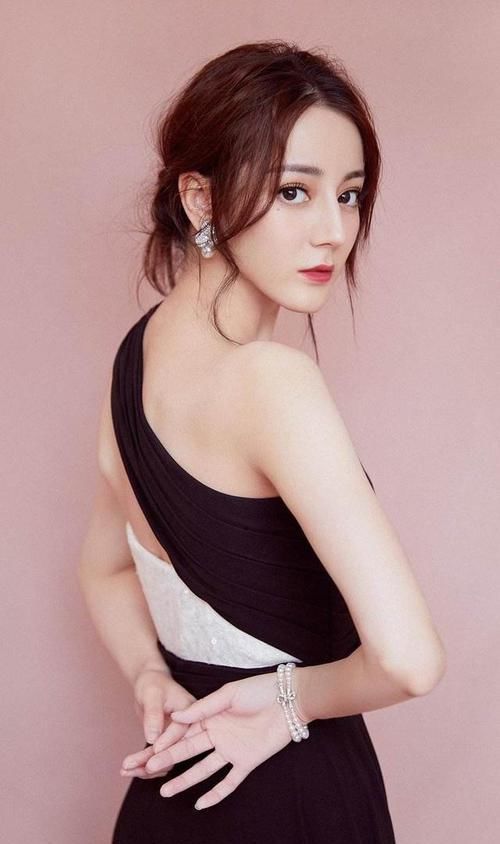 女生脸上有这4个＂特征＂，常被称为＂精致脸＂，很容易招惹异性！