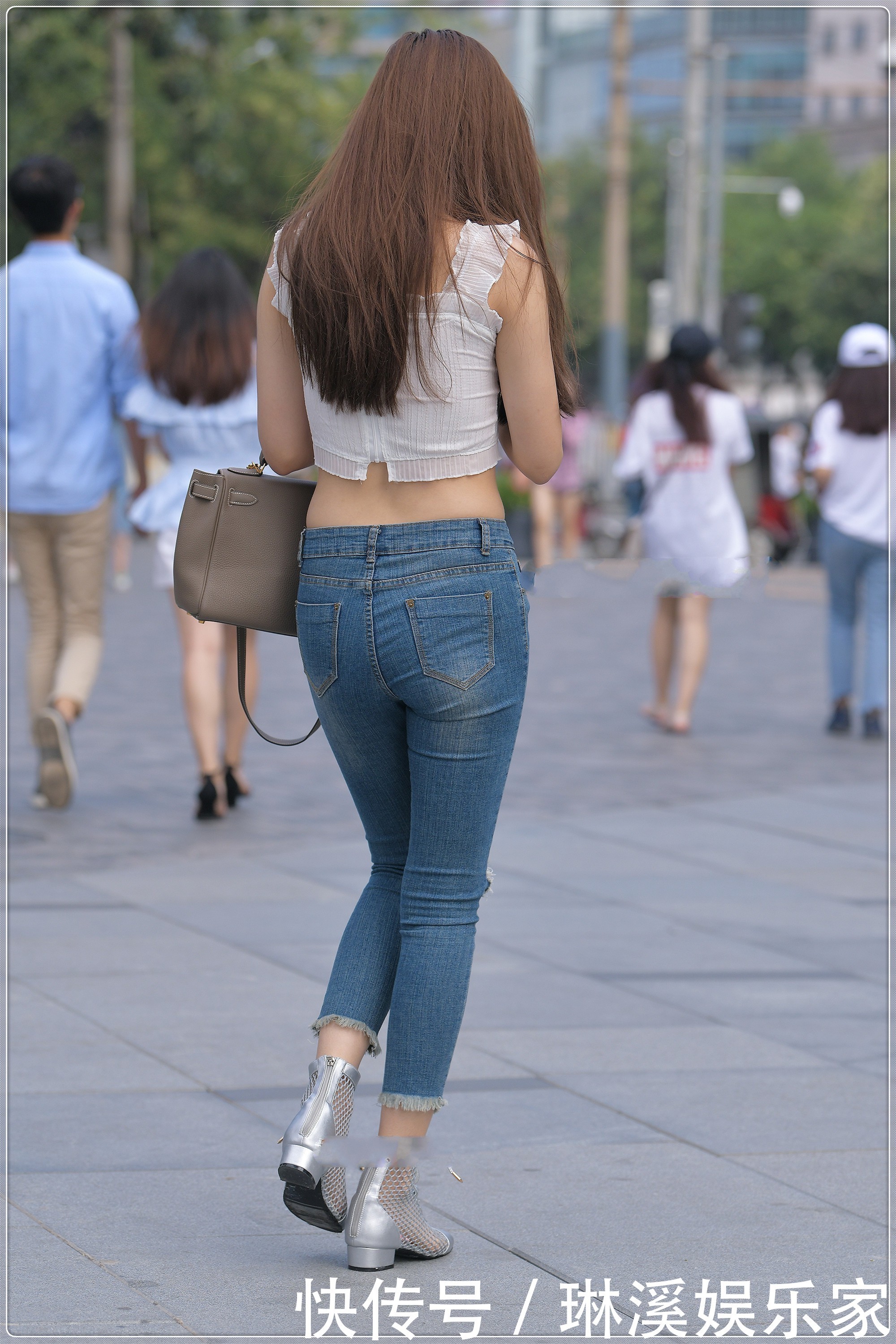 蕾丝花边吊带搭配破洞牛仔裤，精致时尚，公主范十足