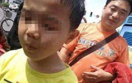 奶奶|4岁孙子连踹奶奶两脚,只因没给孩子买冰淇淋,爸爸的做法太解气