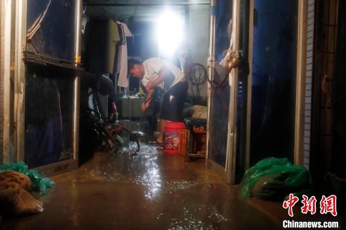 燃眉之急|台风过境引发居民区内涝 上海武警雨夜驰援解燃眉之急