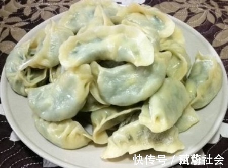 饺子|做韭菜馅饺子,韭菜不要直接拌!大厨教你一招,韭菜香嫩不出汁儿