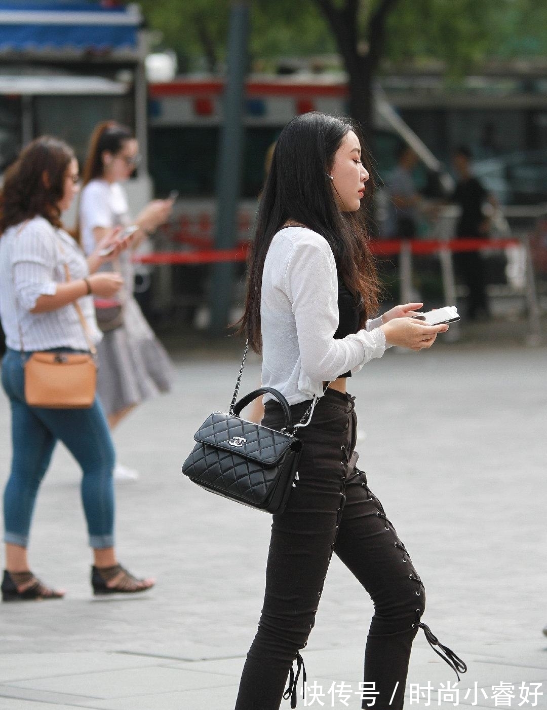 裙子 妹子嫌裙子不够精致,就“串上”一根鞋带,还能走得动吗