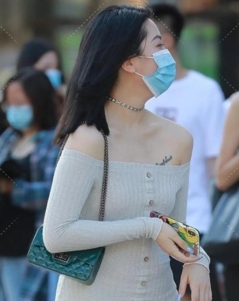 脸部 女孩要展示优美的身材,选一个字肩短裙,效果真不错