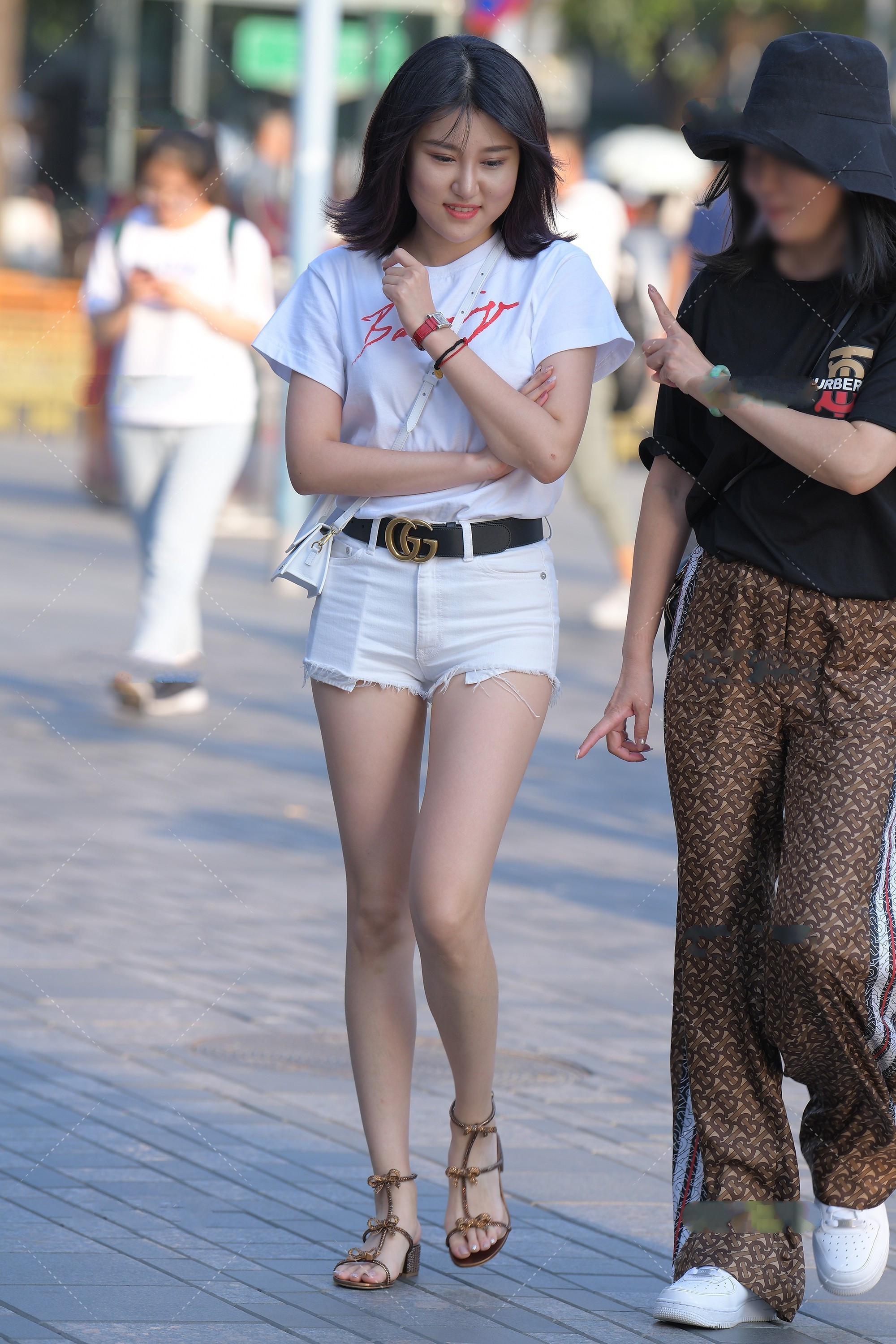 短袖|美女街拍:短袖搭配浅色裤子,纯白色的搭配显得很青春