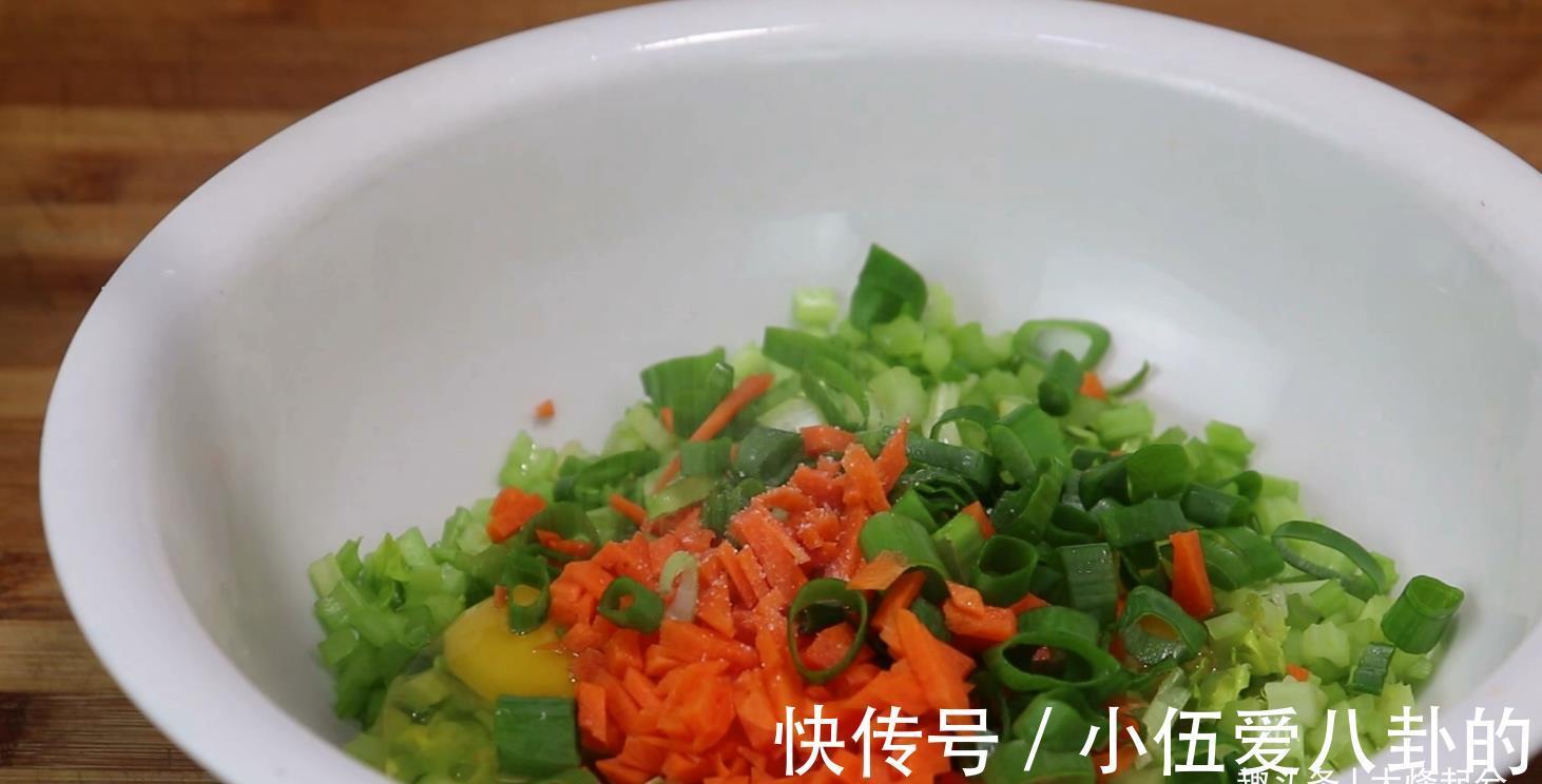 碎丁|芹菜不要炒着吃，打2个鸡蛋，6分钟出锅，轻松解决全家人早餐