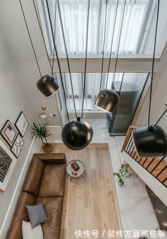 一面窗|95平混搭风复式房子墙面纯白+浅灰色,彩清浅柔和却不失层次感