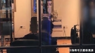 袭胸|女子去理发店洗头，被要求解掉两粒扣子，然后员工“手滑”两次