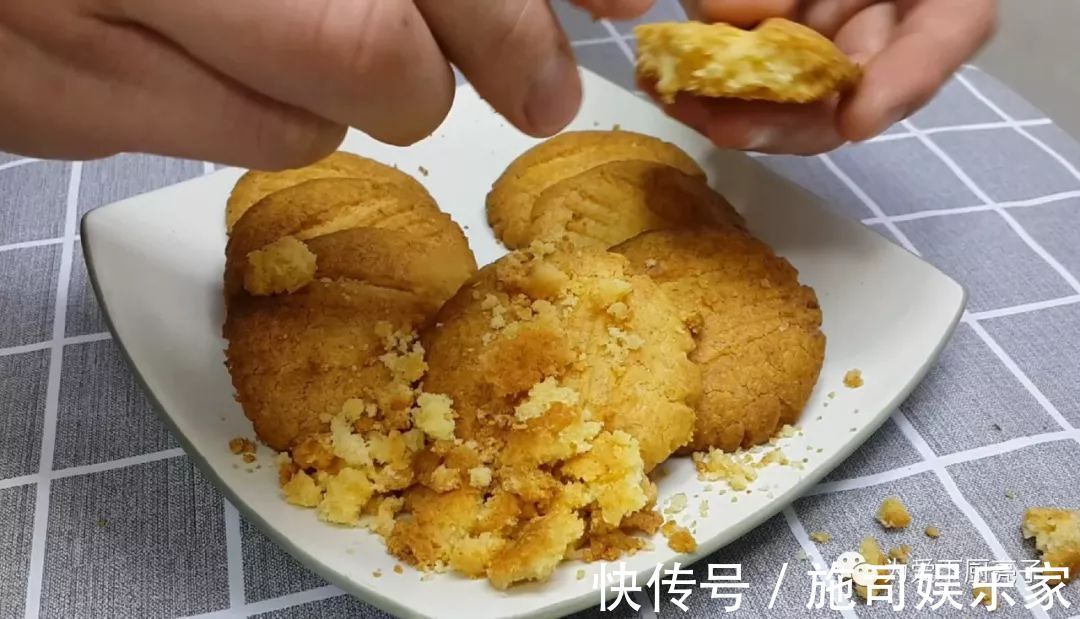 2勺面粉，1个鸡蛋，筷子搅一搅，做法比油条简单，比麻花都好吃