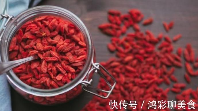 食用枸杞|睡前吃5粒枸杞,连吃5天3个好处会找“上门”,早知早受益!