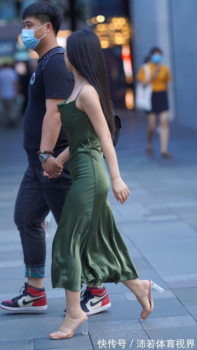 身材|长裙很美却很难驾驭，用高跟鞋来衬托，身材显高挑、气质更优雅