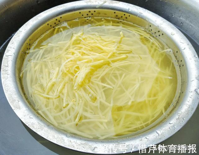 朋友说|1个土豆3个蛋,教你做快手早餐,5分钟出锅,香软酥脆