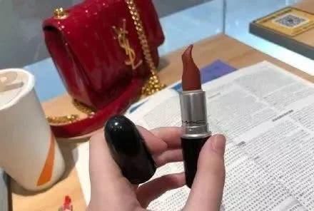 ehs|“女生的嘴长啥样?看看包里的口红被涂成什么奇形怪状了!”哈哈哈