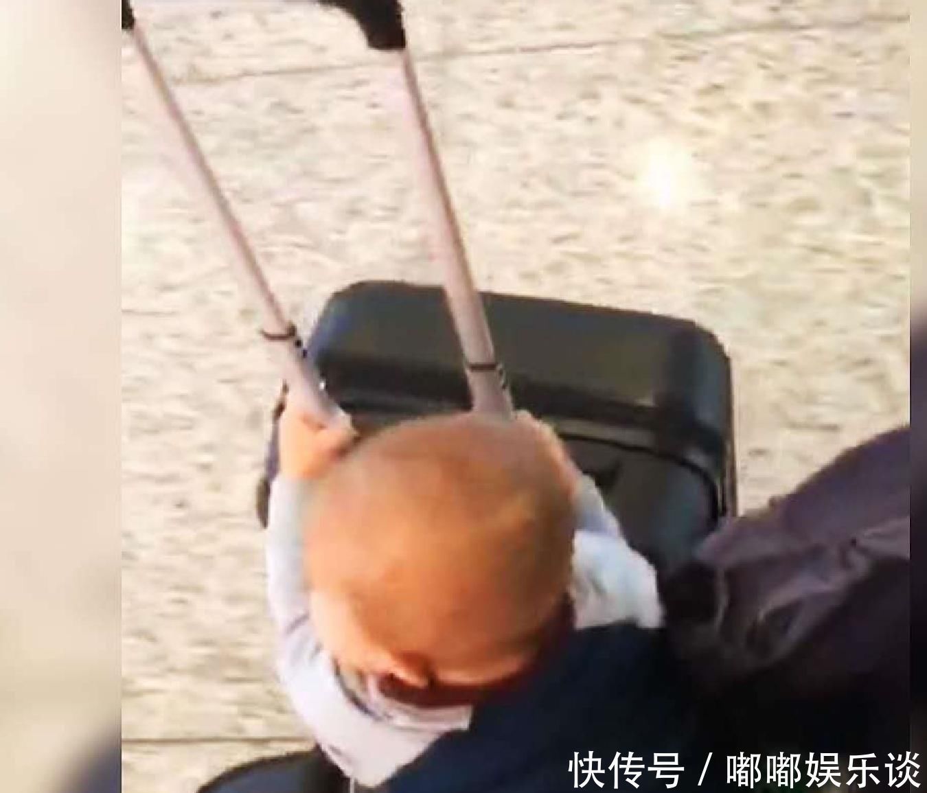 箱子|萌宝5个月就知道帮妈妈拉箱子,宝宝:在这个家里承受了太多太多