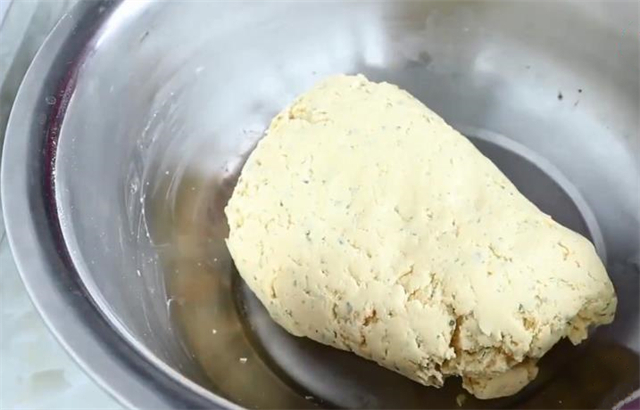 玉米面别做窝窝头了，教你懒人做法，比烧饼还好吃，太香了