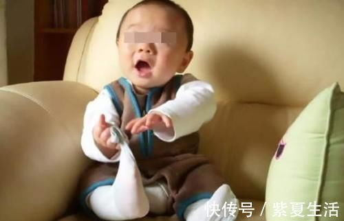 发育|宝宝有这2种“烦人”动作,家长先别急纠正,这说明娃大脑发育好