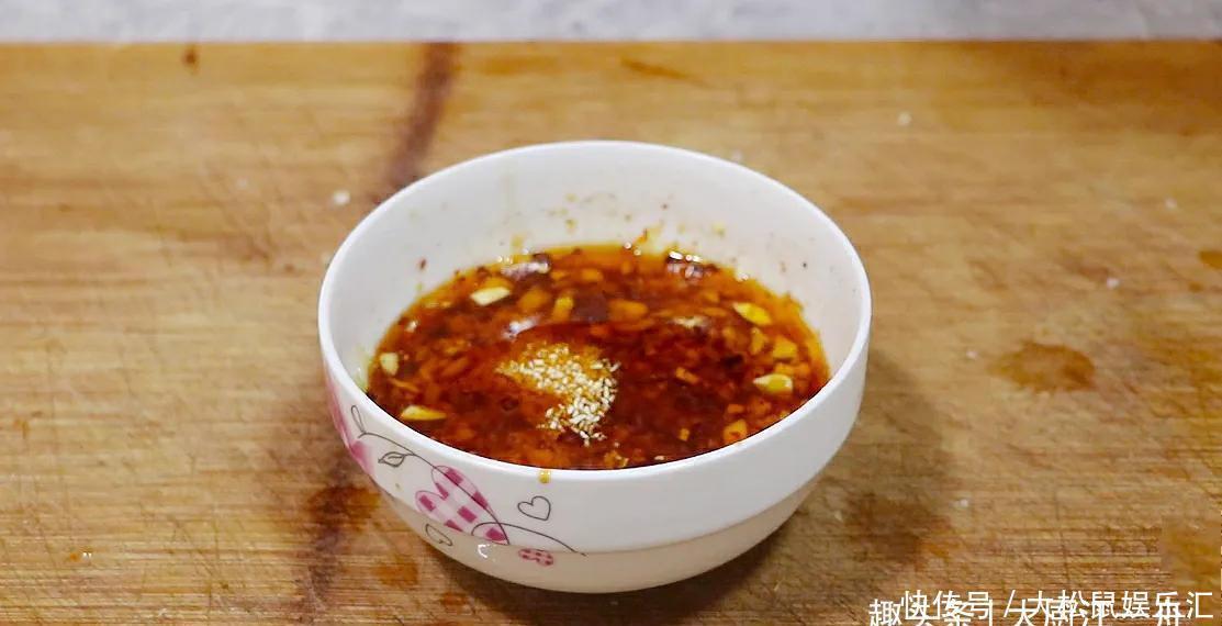 凉拌皮蛋,很多人都不会调料汁,大厨教你一招,和饭店的味道一样