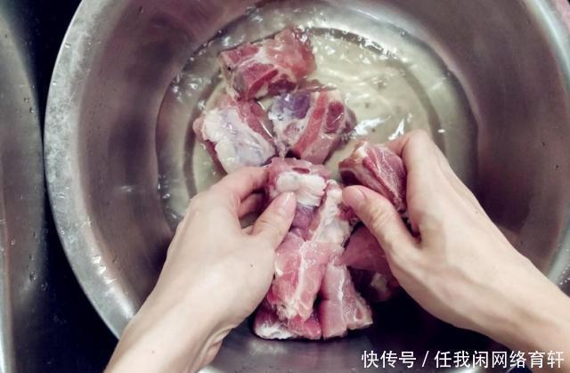 需加|洗排骨,用碱或焯水都错了只需加勺它,洗得干净,没一点腥味