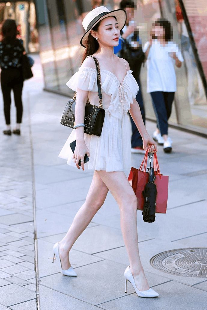 女人|街拍: 女人的衣橱里怎么能少了这样的裙子呢