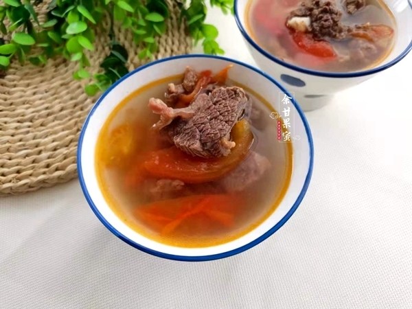 到了夏天，常给家人炖牛肉汤，低脂味美又开胃，好喝不腻人