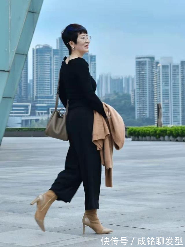 黑色 这位奶奶好会穿,时尚减龄又有品位,看不出已经年过六十的人