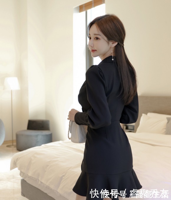 孙允珠$晴天美图:孙允珠,爵士格调沉韵暗曦百褶西装裙