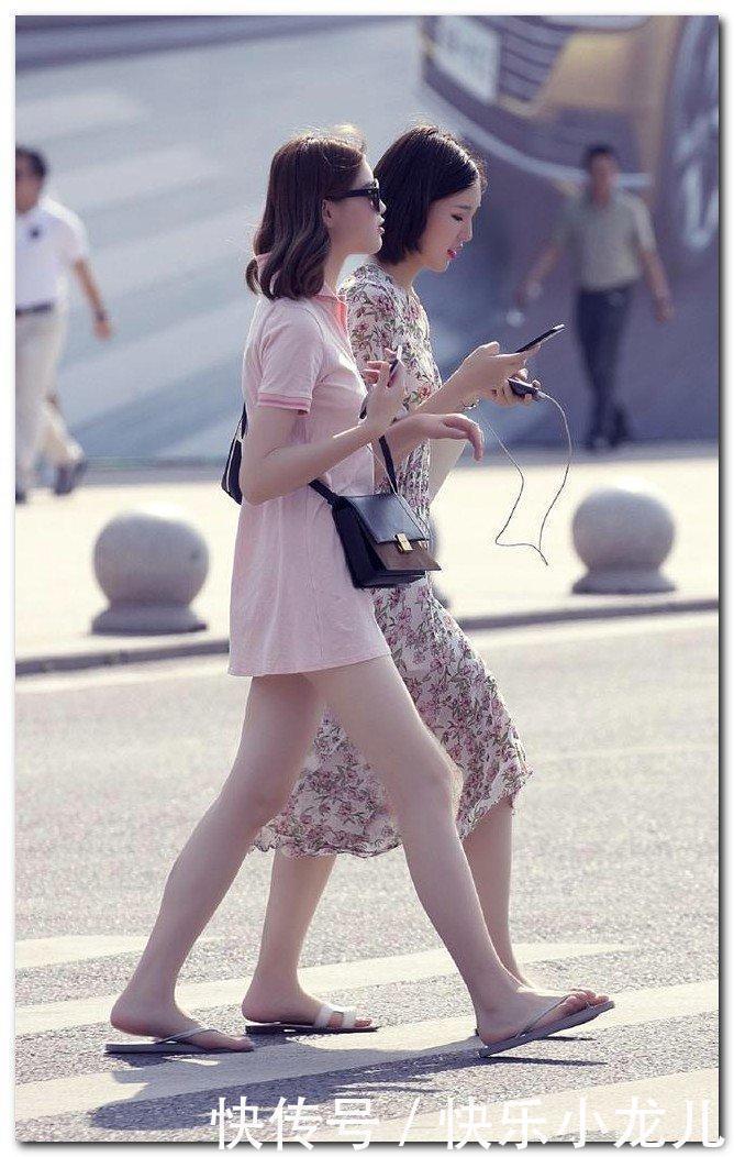 热裤|美女街拍灰色的紧身衣搭配超短热裤,让人眼前一亮