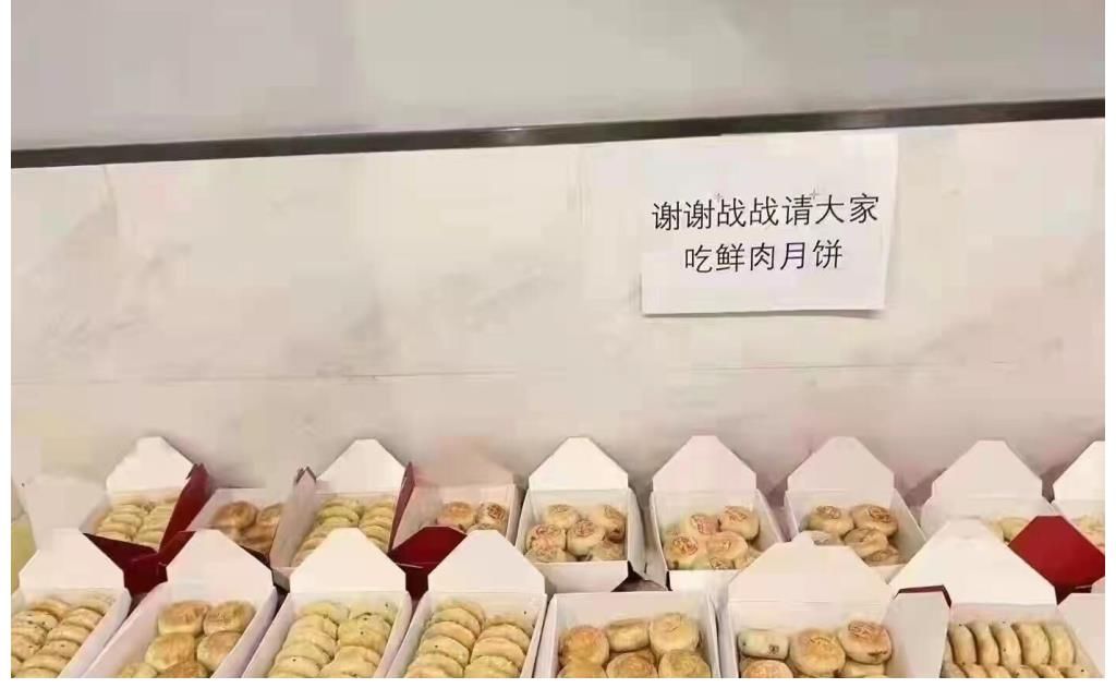 紀念日|肖戰(zhàn)杭州話劇彩排，曬自拍送祝福！劇組暖心請客吃月餅