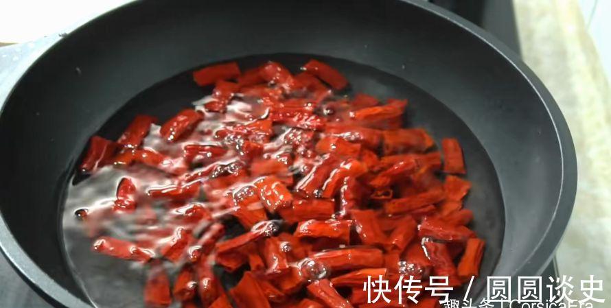 超市15元一斤的辣椒酥,教你在家做,能当零食能下酒,又香又脆