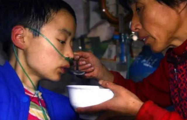 孩子|曾经为了买苹果“卖肾”的少年,如今25岁了,现状让人不由感慨
