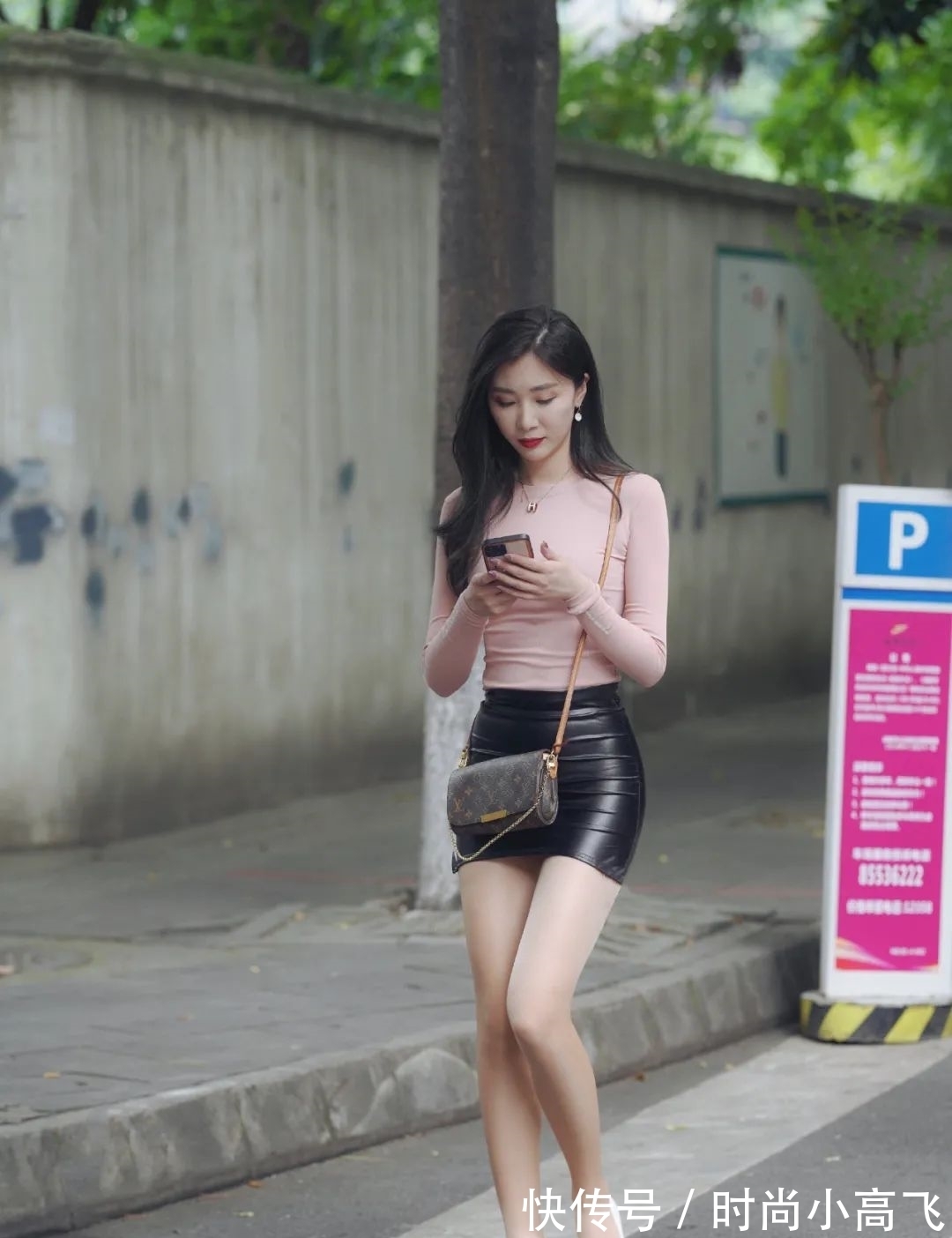 黑裙|街拍:穿黑裙的时尚女生,长发的女孩都好看